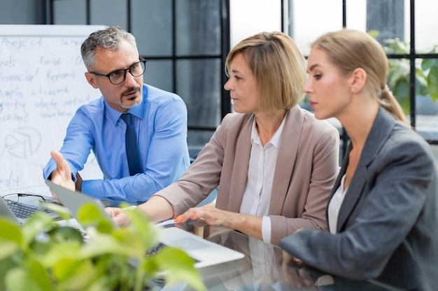 Professionelles Beratungsteam bei strategischer Planung, Geschäftstreffen, Unternehmensberatung